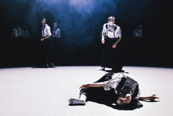 Folkå by Marcos Morau舞台写真