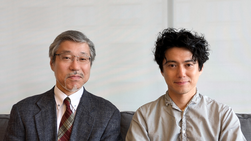 河合祥一郎さん(左)藤田俊太郎さん(右)写真