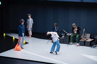 『未練の幽霊と怪物ー「挫波」「敦賀」ー』舞台写真「敦賀」より